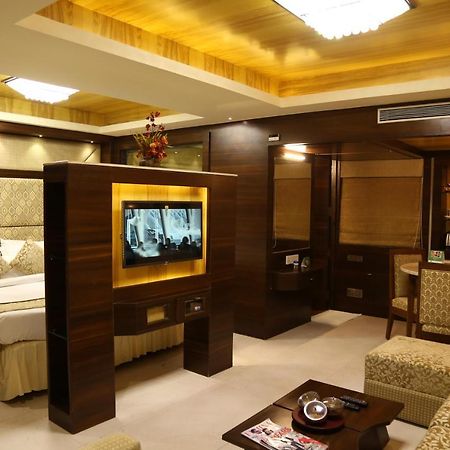 Golden Gate Hotel Indore Exterior foto