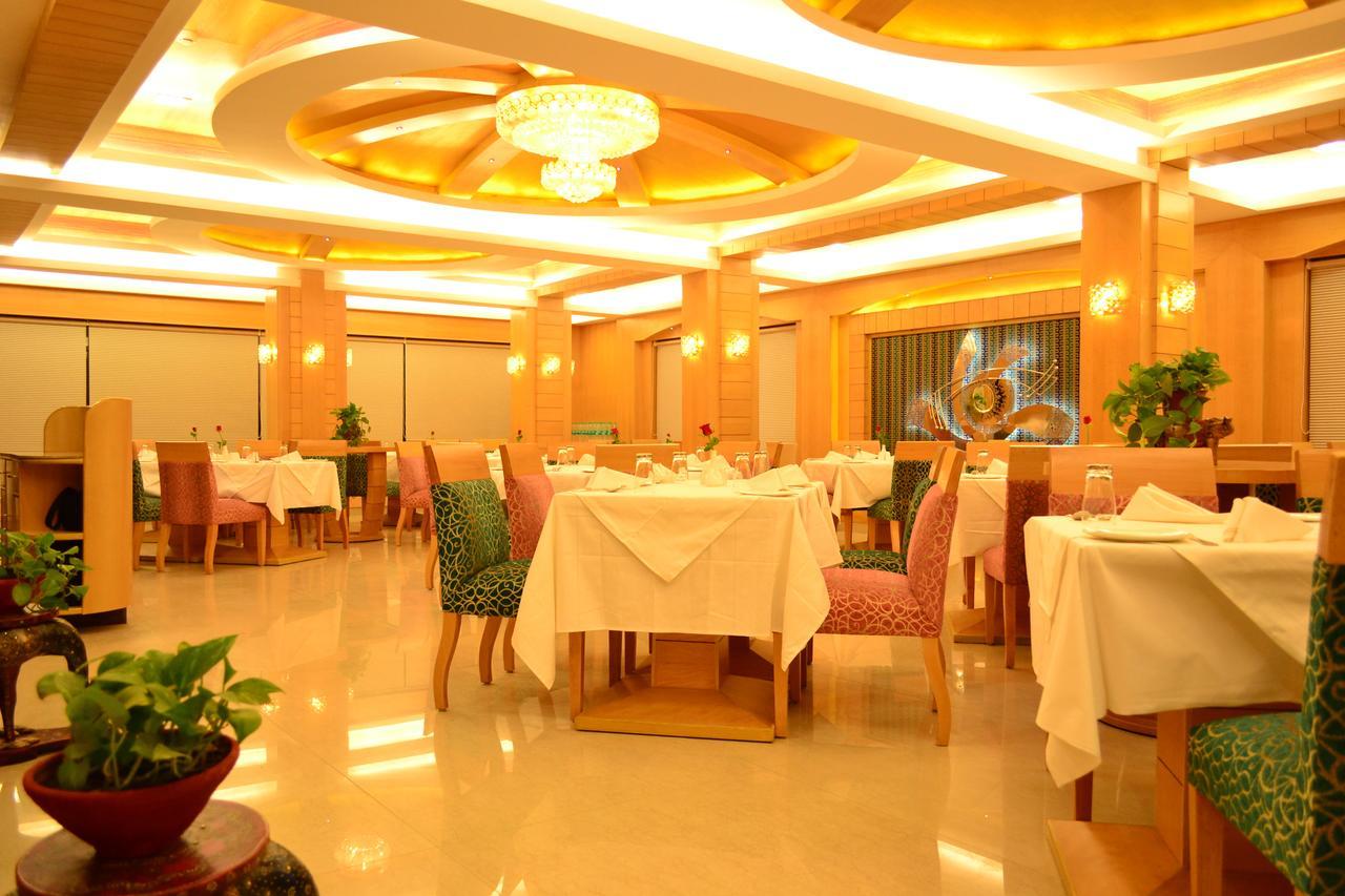 Golden Gate Hotel Indore Exterior foto